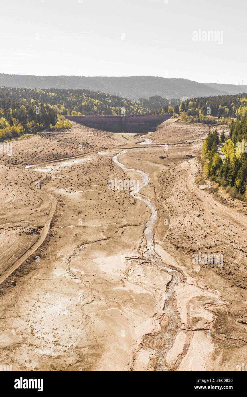 Trockenes Flussbett, umgeben von bewaldeten Hügeln mit Herbstlaub und Erdtönen, geleertes Schwarzenbachbecken, Forbach, Schwarzwald, Deutschland Stockfoto