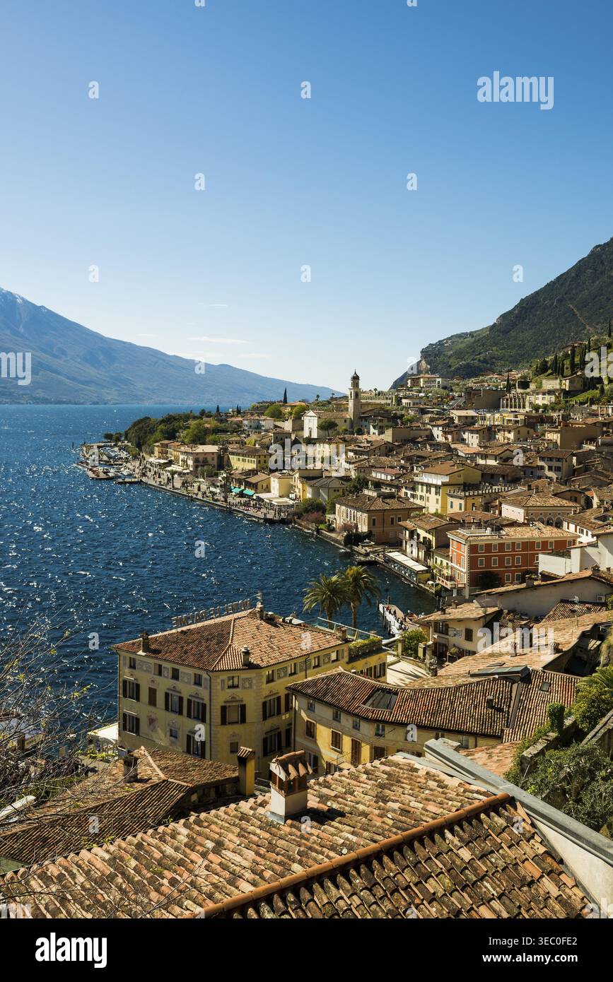 Malerisches Dorf und farbenfrohe Häuser am See und steilen Bergen, Limone sul Garda, Gardasee, Provinz Brescia, Lombardei, Italien Stockfoto