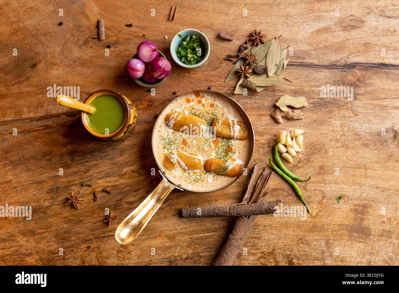 Ein exquisiter Blick von oben auf ein cremiges indisches vegetarisches Kofta-Curry mit weichen Knödeln in einer üppigen weißen Sauce. Es ist wunderschön eingerichtet mit Stockfoto