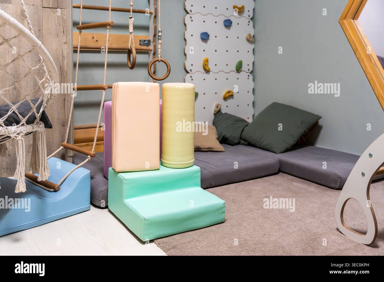 Spielhalle für Kinder mit Kletterwand und weichen Spielelementen Stockfoto