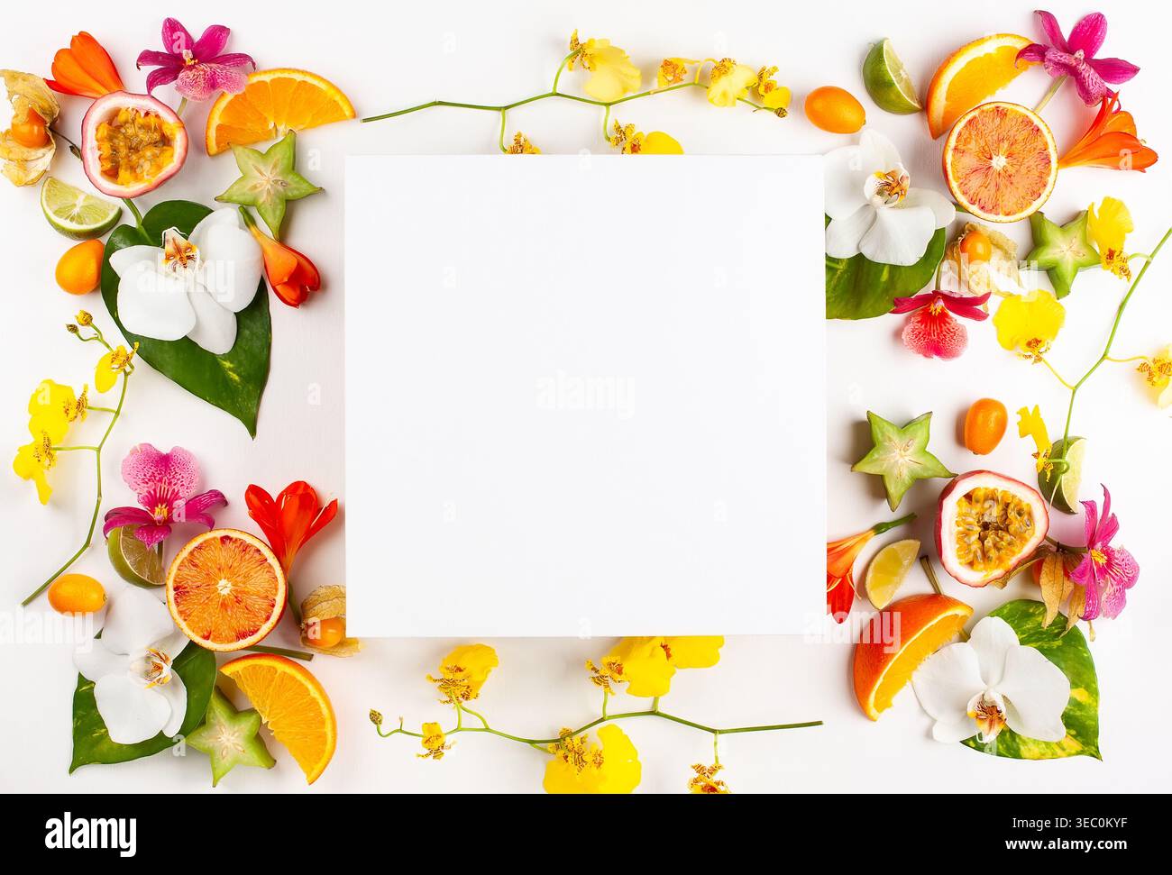 Buntes Muster von ganzen und geschnittenen exotischen Früchten mit tropischen Blättern und Blumen. Sommerkonzept mit Früchten auf weißem Hintergrund. Draufsicht. Stockfoto