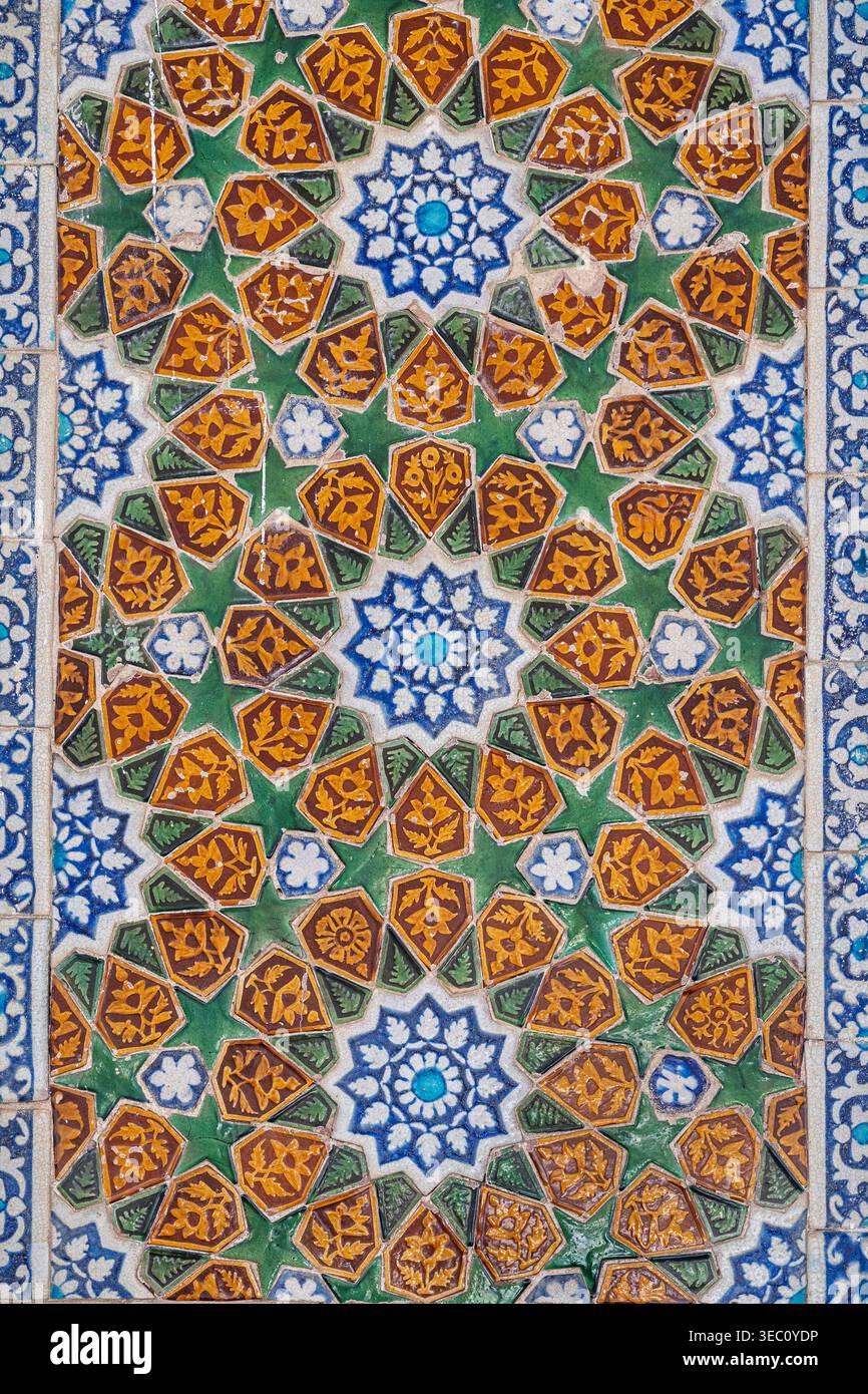 Nahaufnahme der alten, farbenfrohen Keramikfliesen mit geometrischem Blumenmotiv an der Wand des Makhdum Nuh-Grabes, Hala, Sindh, Pakistan Stockfoto