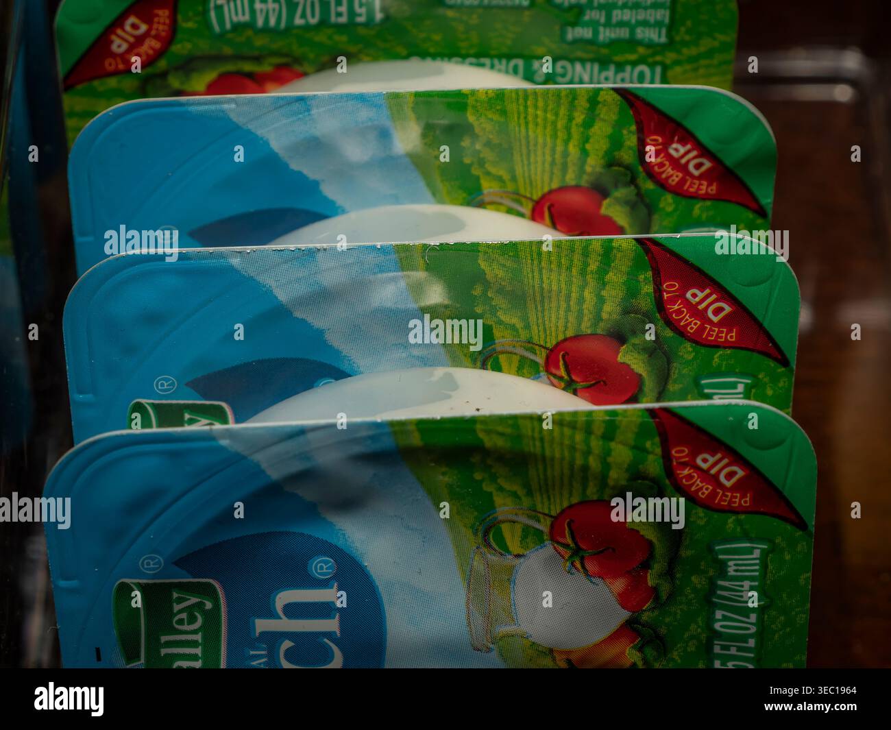Makroaufnahme eines Stapels von vier Multi-Pack Hidden Valley Ranch Dressing- und Dip-Containern in einem Verkaufsregal Stockfoto