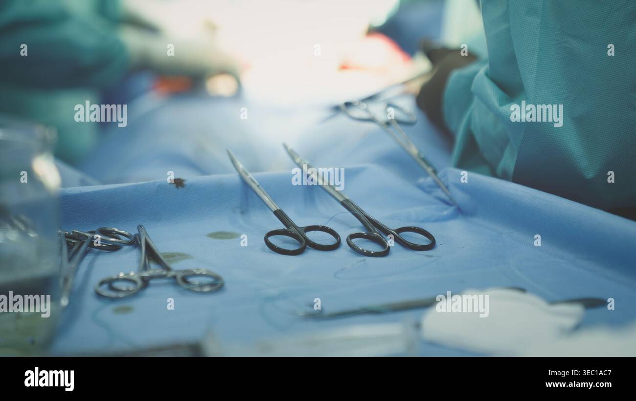 Nahaufnahme medizinische Schere Pinzette auf Operationstisch Chirurgie Werkzeuge Ausrüstung innovative chirurgische Instrumente im OP Details drei Stockfoto