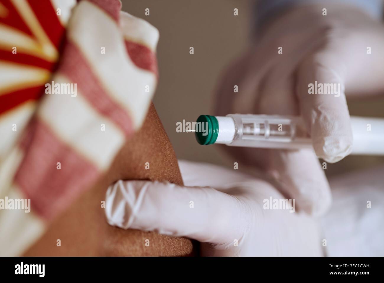 Medizinische Fachkraft: Insulininjektion im Patientenarm verabreichen Stockfoto