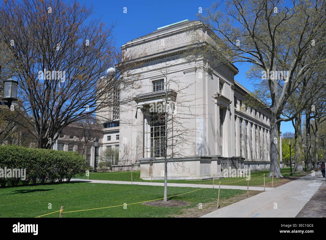 Massachusetts Institute of Technology, Simons Building mit Namen von Wissenschaftlern in Stein eingraviert Stockfoto