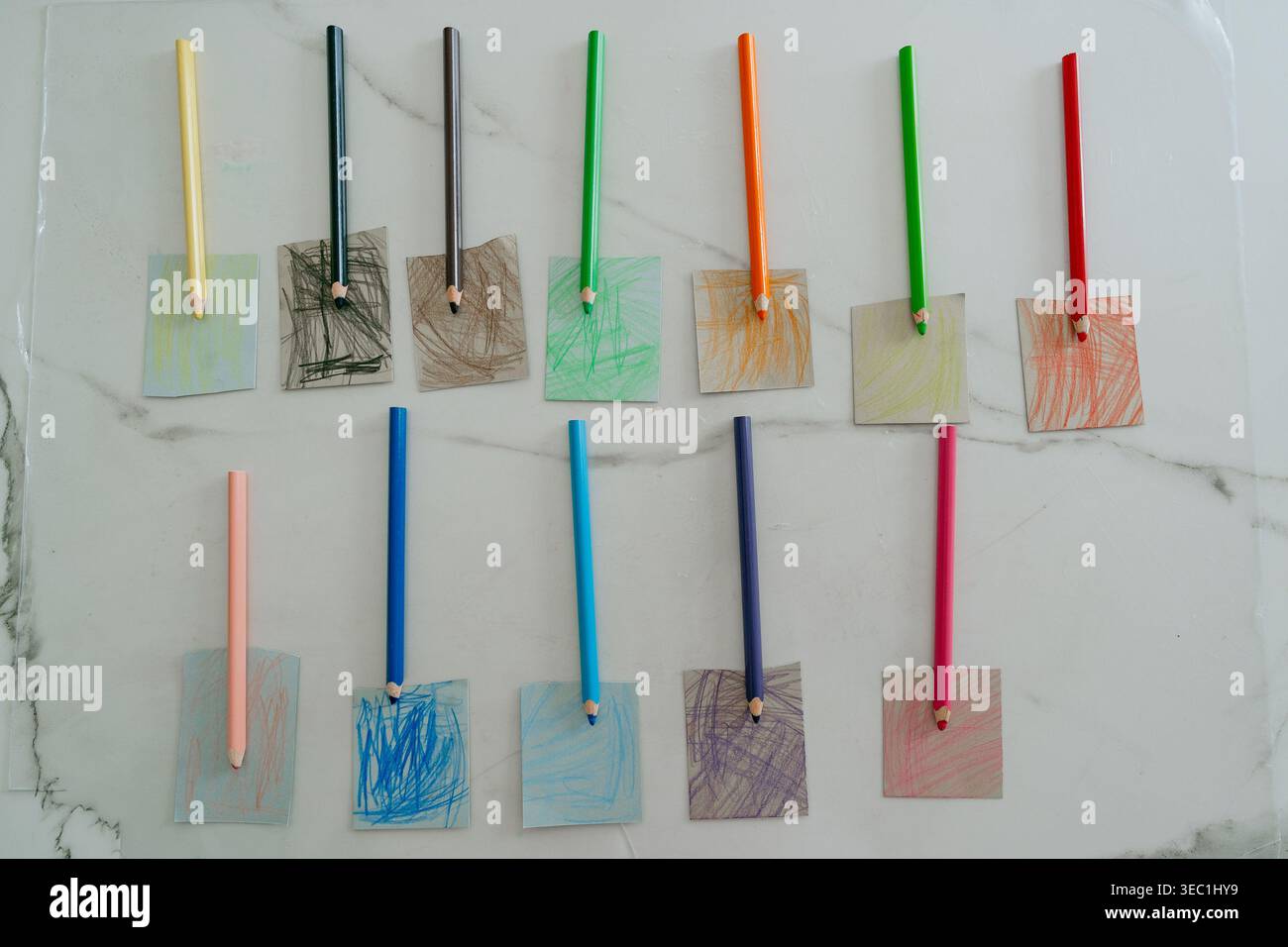 Farbmuster an der Wand mit Stäben angeordnet. Konzept für Innenarchitektur, Farbauswahl und kreative Planung für Renovierung oder Dekoration. Stockfoto