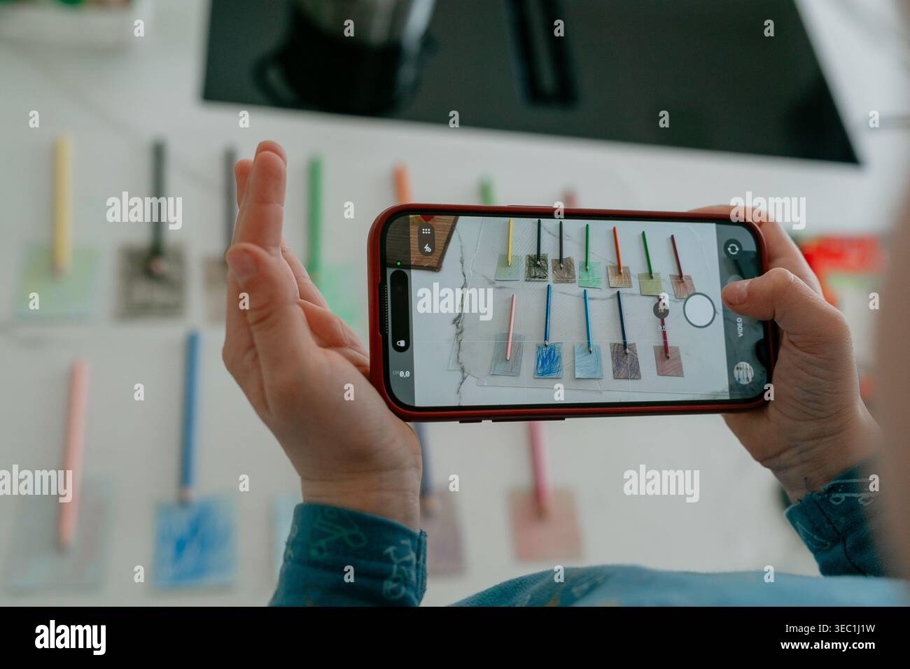 Hände halten das Smartphone, um ein Foto von Objekten zu machen. Konzept der mobilen Fotografie, Erstellung von Inhalten in sozialen Medien und Nutzung moderner Technologien. Stockfoto