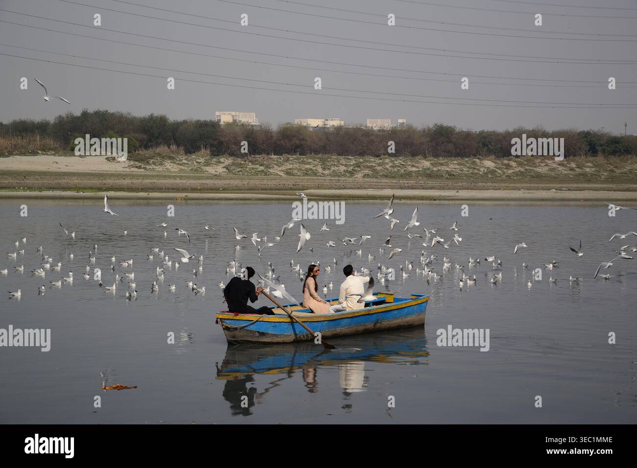 Romantische Bootsfahrt auf dem Fluss Yamuna Stockfoto