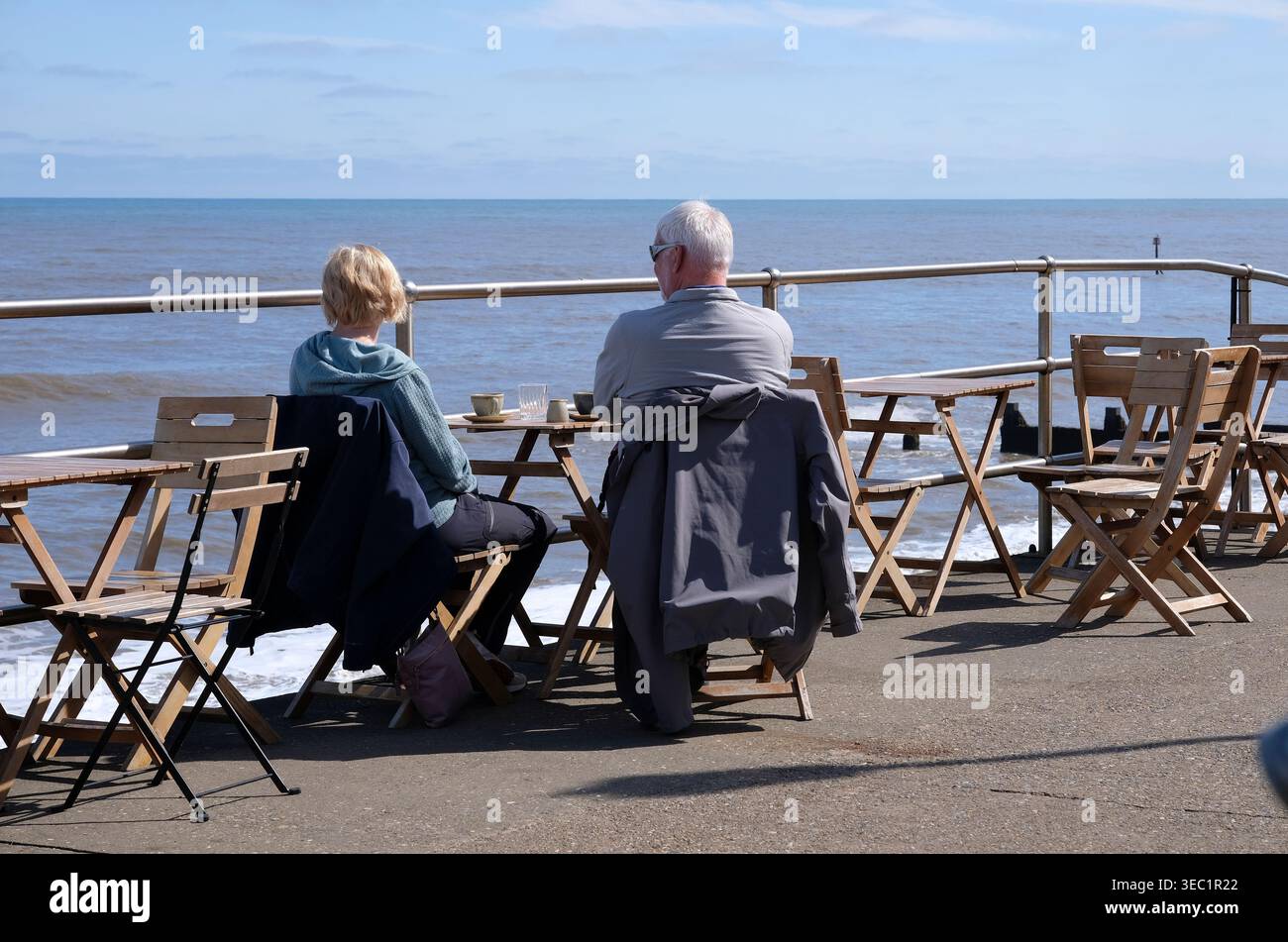 Pensioniertes Paar, das sich auf der Promenade in sheringham, Nord-norfolk, england, erholt Stockfoto