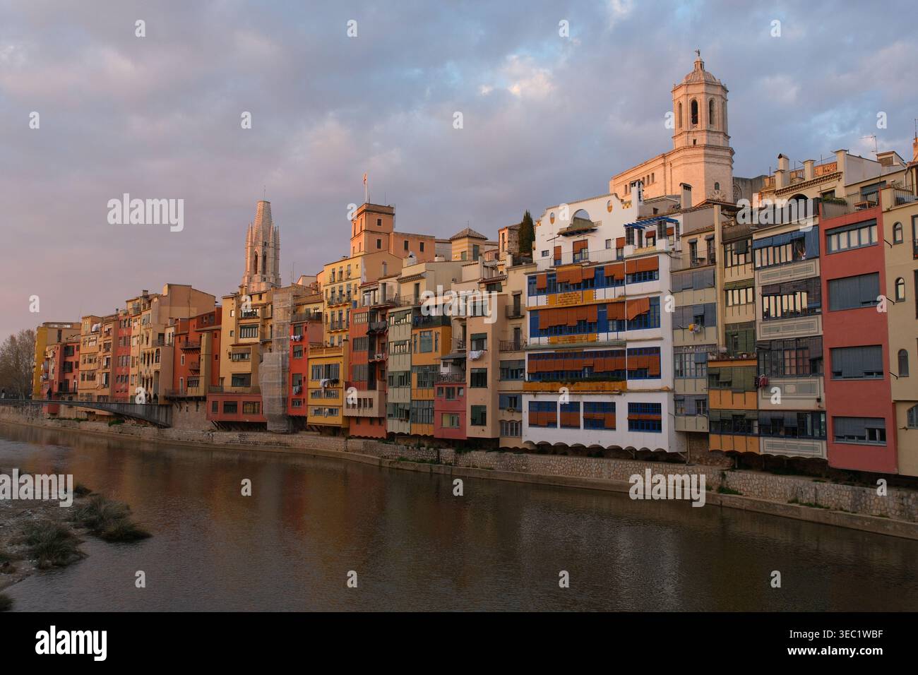 Girona, Spanien - 21. März 2026: Ikonische bunte Häuser spiegeln sich im Onyar River, Girona, Spanien. Stockfoto