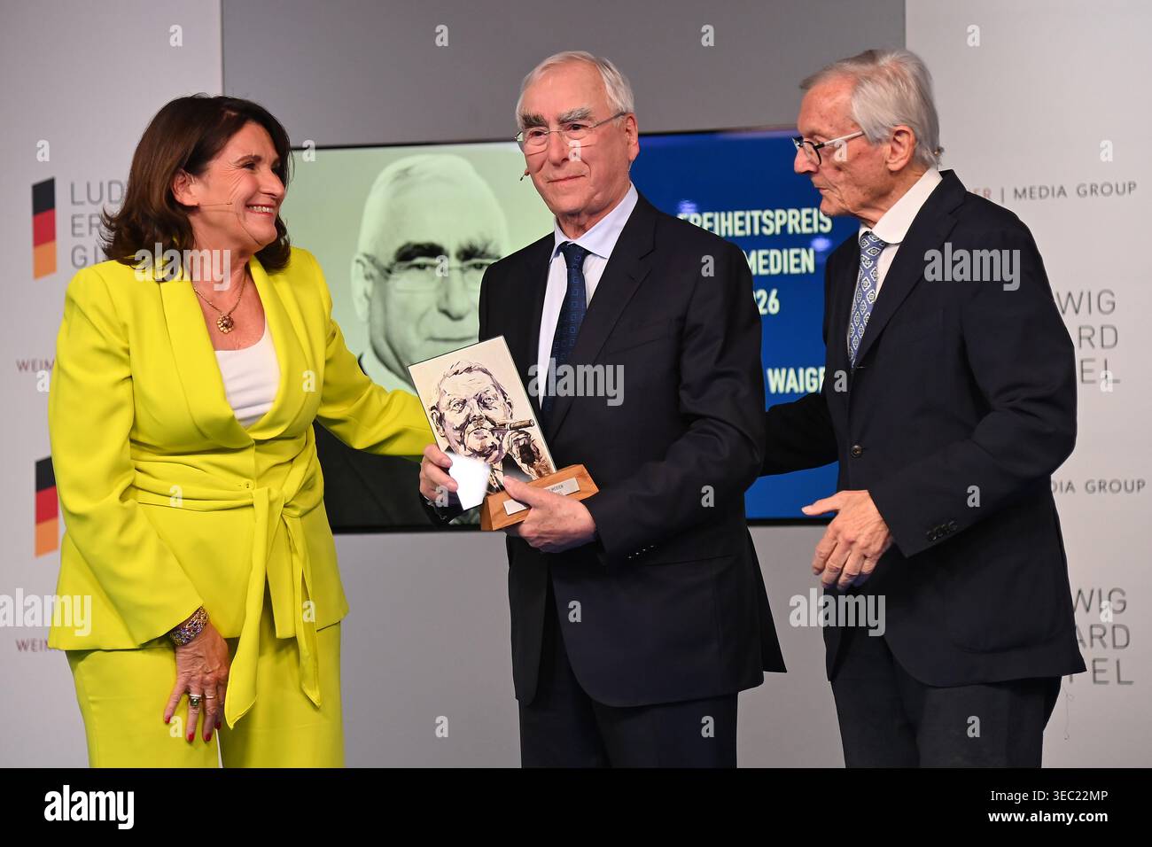 Freiheitspreis der Medien Empfänger: Dr. Theo Waigel, Ehrenvorsitzender der CSU, ehemaliger Bundesfinanzminister Re:Laudator: Dr. Wolfgang Schuessel, ehemaliger Bundeskanzler Österreichs, Christiane Goetz-Weimer, Verleger der WEIMER MEDIENGRUPPE. Ludwig Erhard Stockfoto