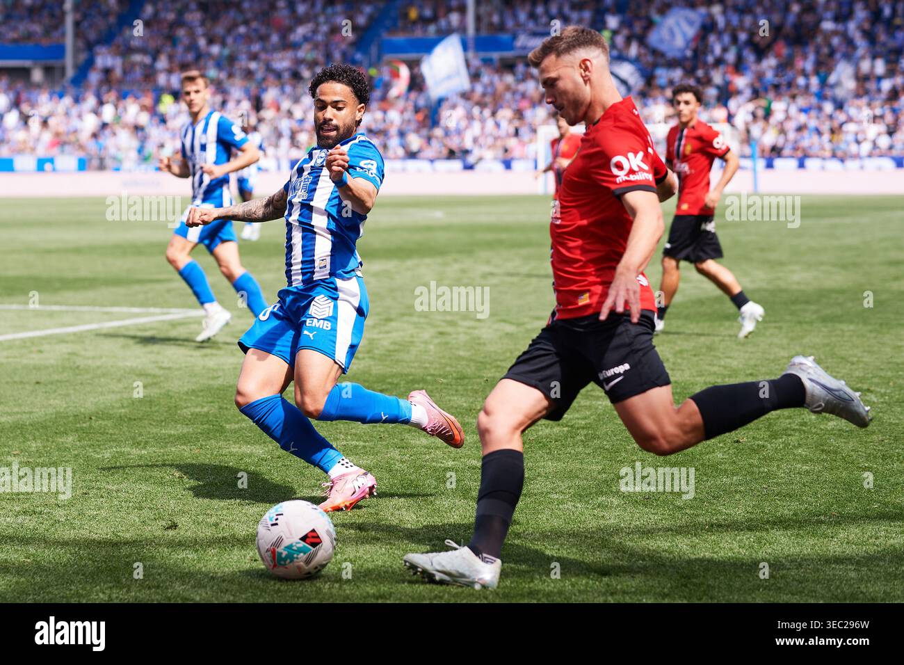 Antonio Latorre „Lato“ von RCD Mallorca mit dem Ball während des LaLiga EA Sports Matches zwischen Deportivo Alaves und RCD Mallorca im Estadio Mendizorro Stockfoto