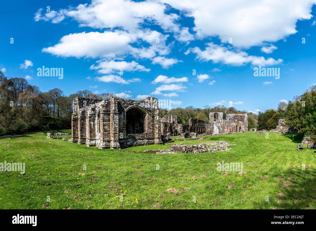 Diese Bilder zeigen die berühmten Ruinen des Zisterzienserklosters Furness Abbey aus dem 11. Jahrhundert, das sich auf der Halbinsel Furness in der Irischen See befindet. Stockfoto