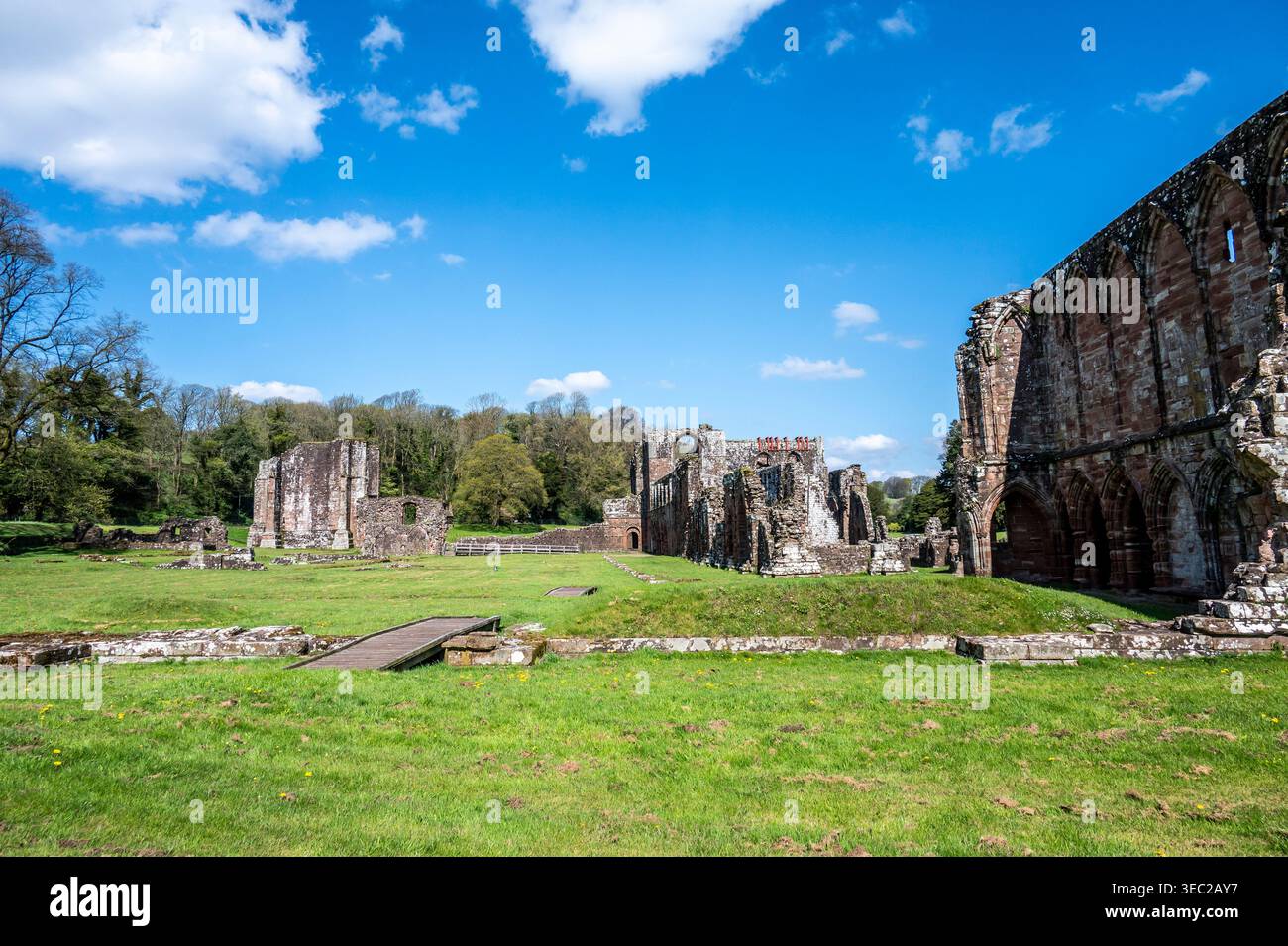 Diese Bilder zeigen die berühmten Ruinen des Zisterzienserklosters Furness Abbey aus dem 11. Jahrhundert, das sich auf der Halbinsel Furness in der Irischen See befindet. Stockfoto