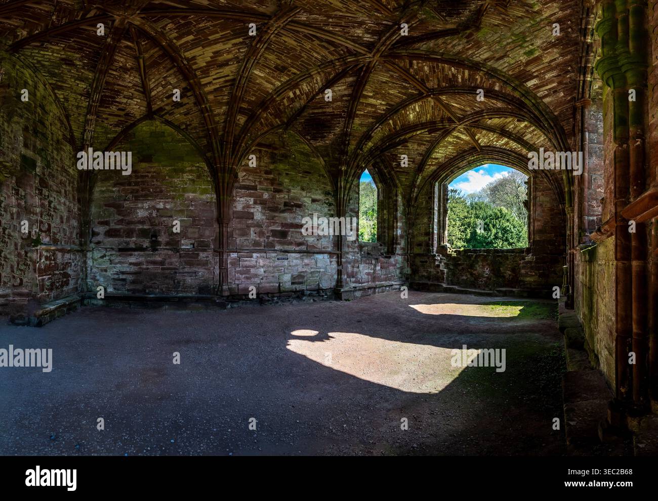 Diese Bilder zeigen die berühmten Ruinen des Zisterzienserklosters Furness Abbey aus dem 11. Jahrhundert, das sich auf der Halbinsel Furness in der Irischen See befindet. Stockfoto