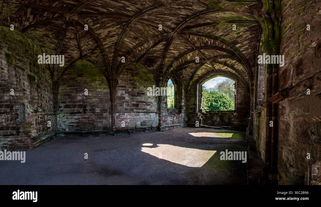 Diese Bilder zeigen die berühmten Ruinen des Zisterzienserklosters Furness Abbey aus dem 11. Jahrhundert, das sich auf der Halbinsel Furness in der Irischen See befindet. Stockfoto