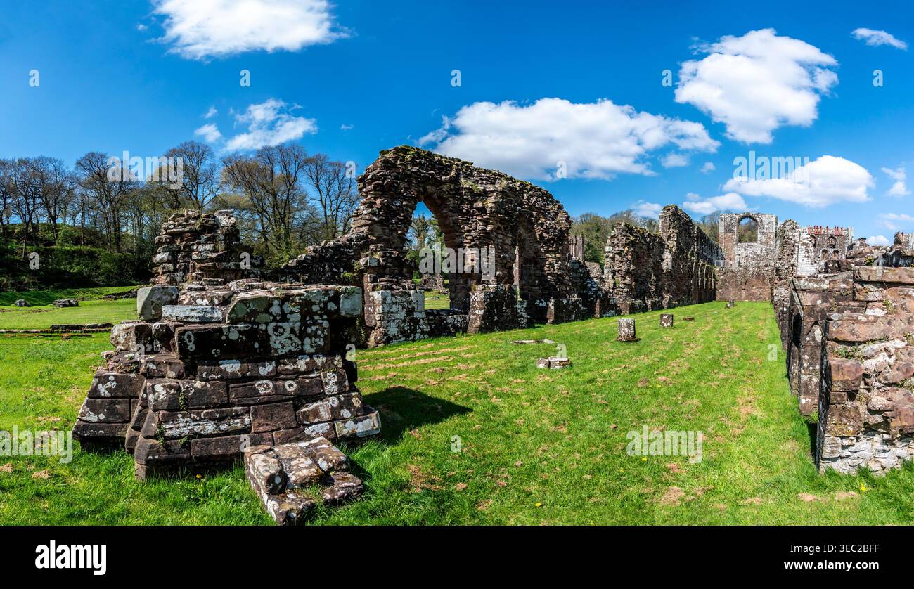 Diese Bilder zeigen die berühmten Ruinen des Zisterzienserklosters Furness Abbey aus dem 11. Jahrhundert, das sich auf der Halbinsel Furness in der Irischen See befindet. Stockfoto
