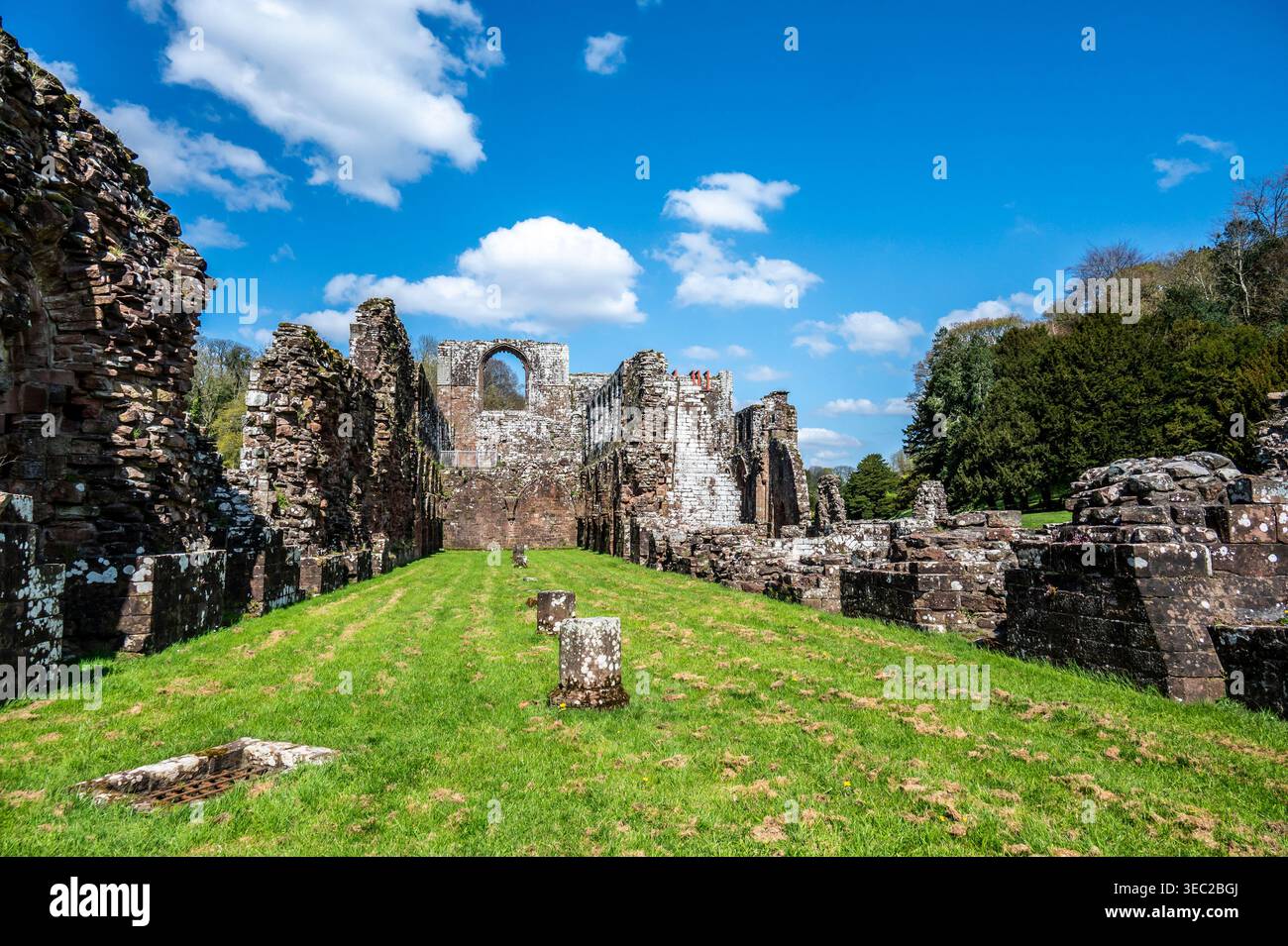 Diese Bilder zeigen die berühmten Ruinen des Zisterzienserklosters Furness Abbey aus dem 11. Jahrhundert, das sich auf der Halbinsel Furness in der Irischen See befindet. Stockfoto