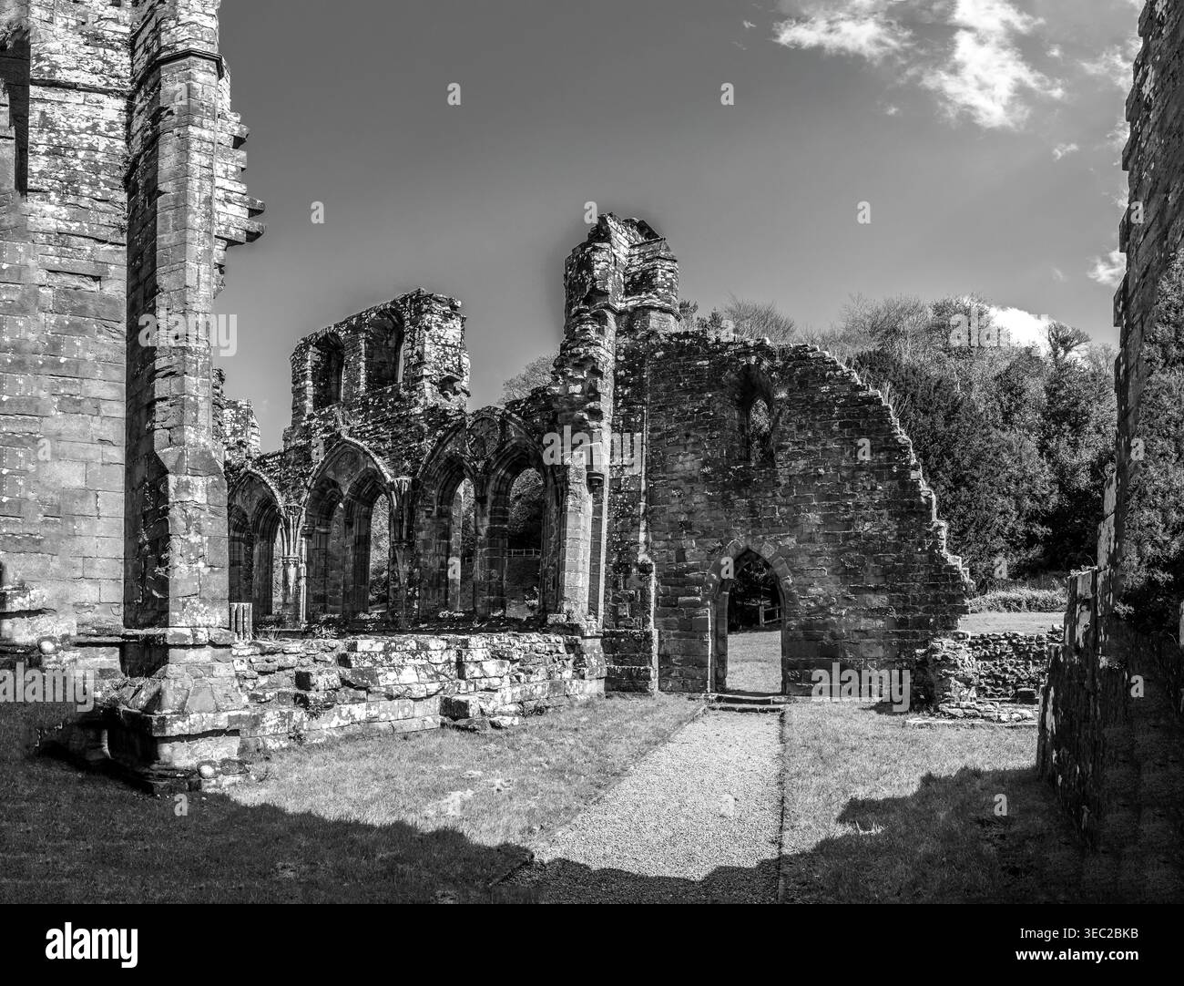 Diese Bilder zeigen die berühmten Ruinen des Zisterzienserklosters Furness Abbey aus dem 11. Jahrhundert, das sich auf der Halbinsel Furness in der Irischen See befindet. Stockfoto