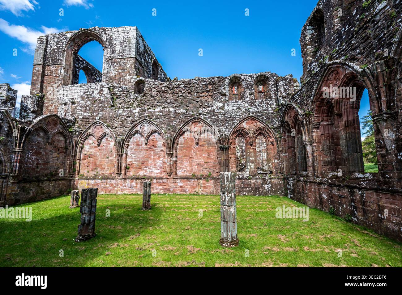 Diese Bilder zeigen die berühmten Ruinen des Zisterzienserklosters Furness Abbey aus dem 11. Jahrhundert, das sich auf der Halbinsel Furness in der Irischen See befindet. Stockfoto