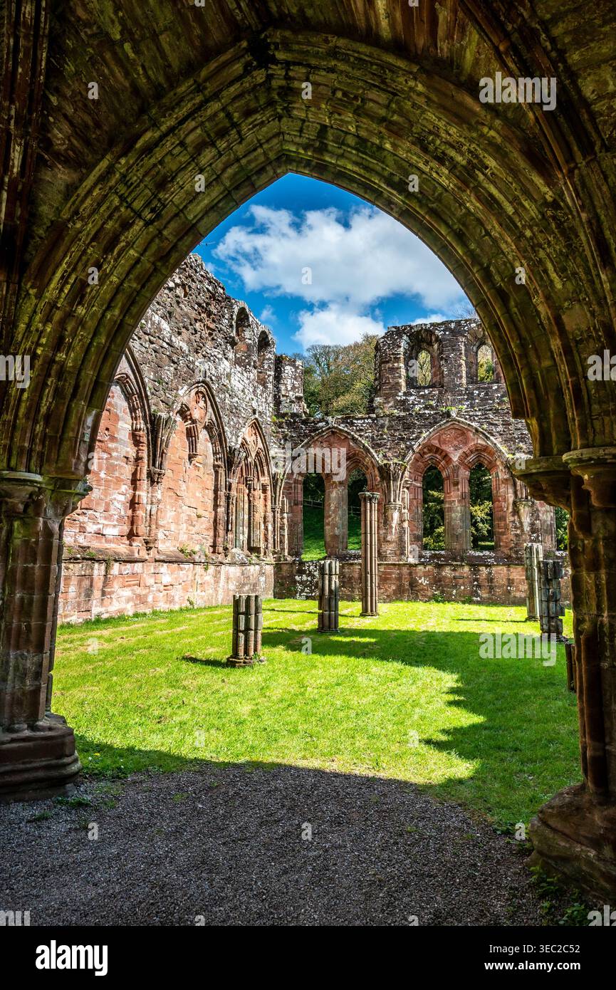 Diese Bilder zeigen die berühmten Ruinen des Zisterzienserklosters Furness Abbey aus dem 11. Jahrhundert, das sich auf der Halbinsel Furness in der Irischen See befindet. Stockfoto
