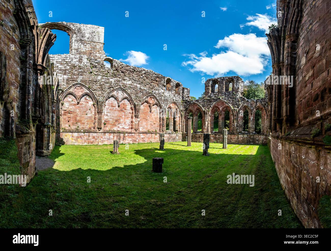 Diese Bilder zeigen die berühmten Ruinen des Zisterzienserklosters Furness Abbey aus dem 11. Jahrhundert, das sich auf der Halbinsel Furness in der Irischen See befindet. Stockfoto