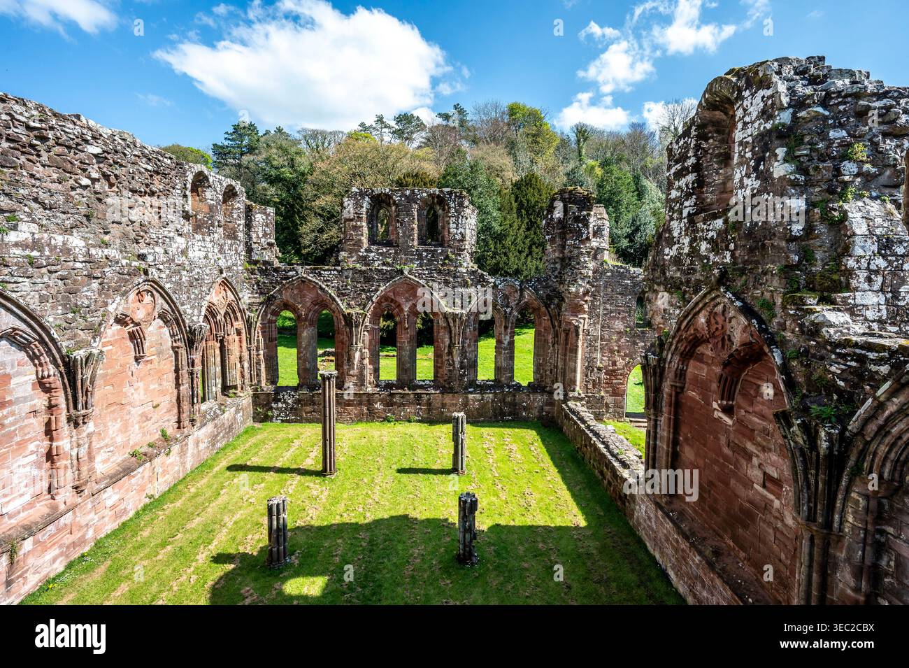 Diese Bilder zeigen die berühmten Ruinen des Zisterzienserklosters Furness Abbey aus dem 11. Jahrhundert, das sich auf der Halbinsel Furness in der Irischen See befindet. Stockfoto