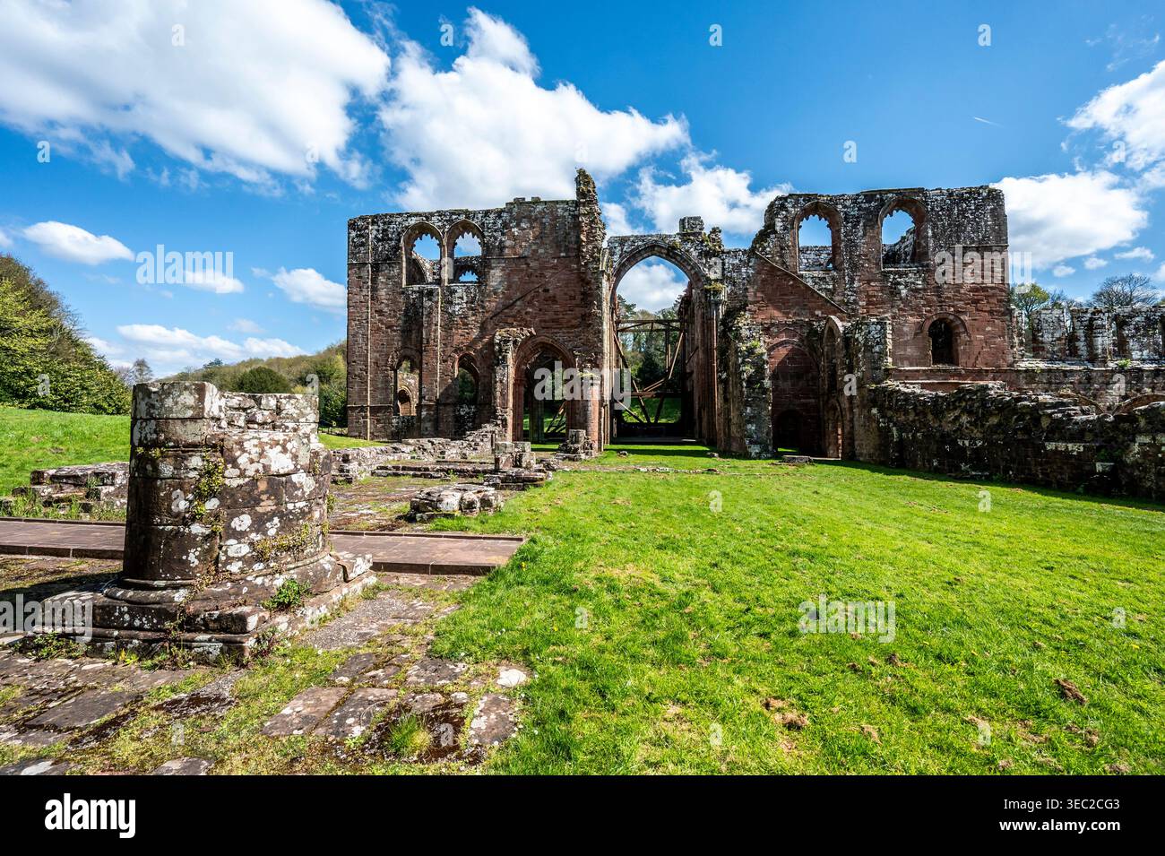 Diese Bilder zeigen die berühmten Ruinen des Zisterzienserklosters Furness Abbey aus dem 11. Jahrhundert, das sich auf der Halbinsel Furness in der Irischen See befindet. Stockfoto