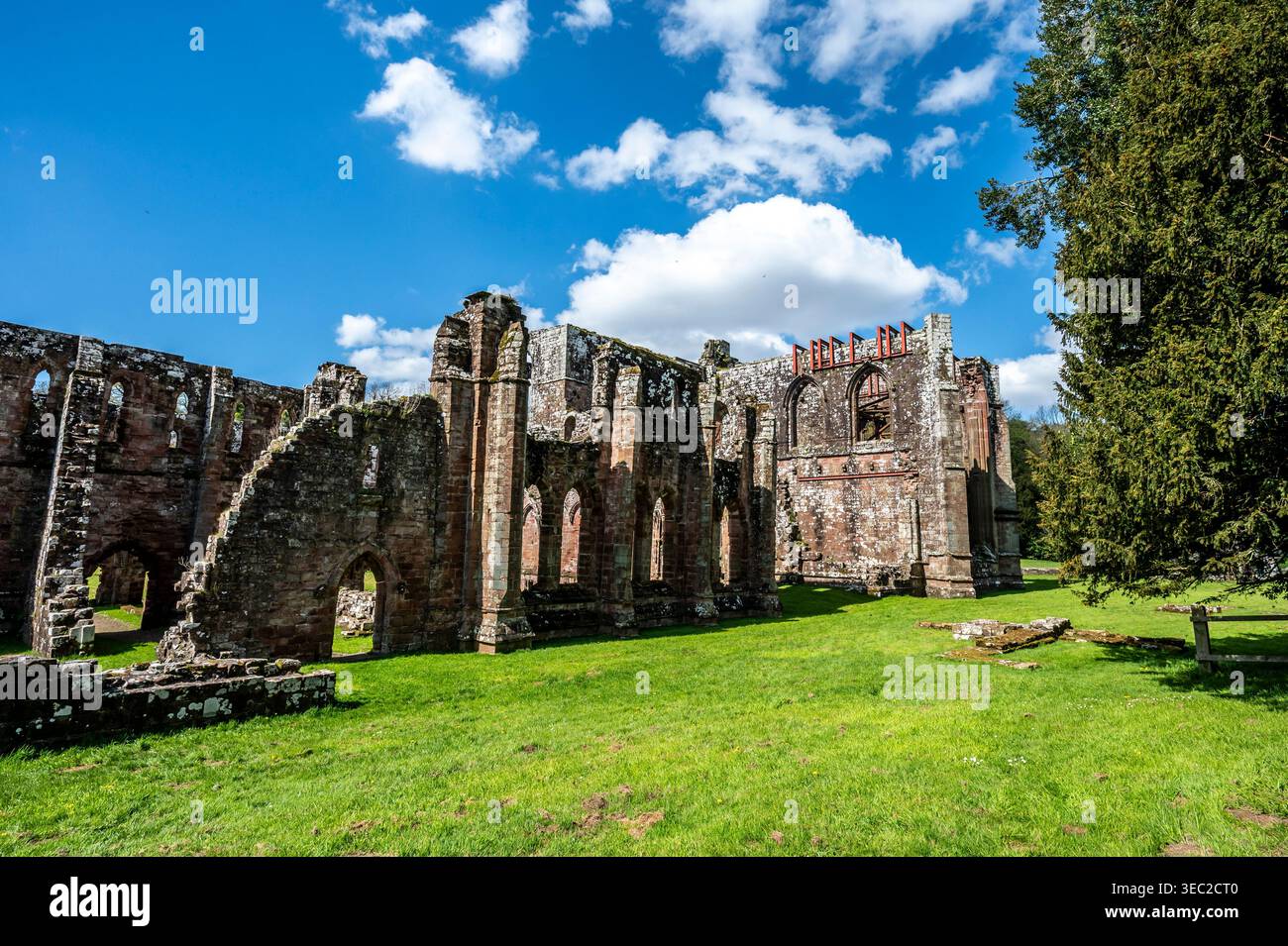 Diese Bilder zeigen die berühmten Ruinen des Zisterzienserklosters Furness Abbey aus dem 11. Jahrhundert, das sich auf der Halbinsel Furness in der Irischen See befindet. Stockfoto