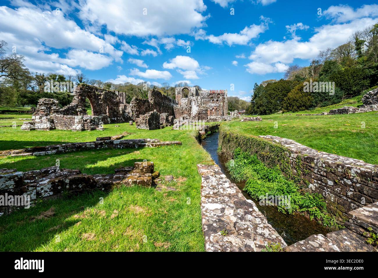 Diese Bilder zeigen die berühmten Ruinen des Zisterzienserklosters Furness Abbey aus dem 11. Jahrhundert, das sich auf der Halbinsel Furness in der Irischen See befindet. Stockfoto