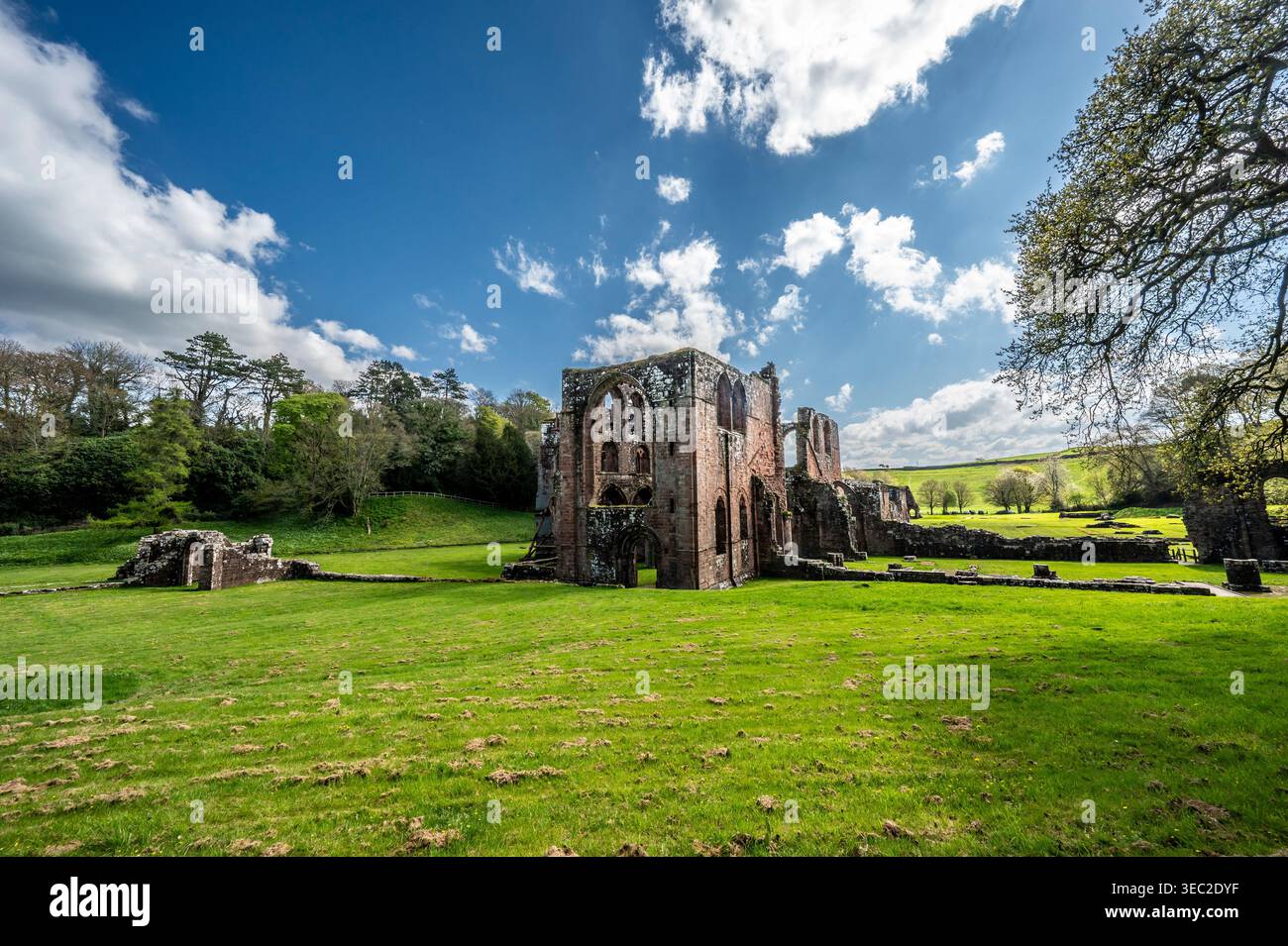 Diese Bilder zeigen die berühmten Ruinen des Zisterzienserklosters Furness Abbey aus dem 11. Jahrhundert, das sich auf der Halbinsel Furness in der Irischen See befindet. Stockfoto