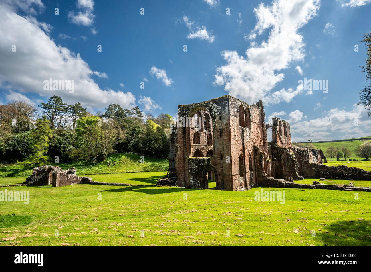 Diese Bilder zeigen die berühmten Ruinen des Zisterzienserklosters Furness Abbey aus dem 11. Jahrhundert, das sich auf der Halbinsel Furness in der Irischen See befindet. Stockfoto