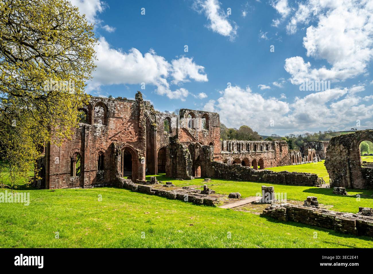 Diese Bilder zeigen die berühmten Ruinen des Zisterzienserklosters Furness Abbey aus dem 11. Jahrhundert, das sich auf der Halbinsel Furness in der Irischen See befindet. Stockfoto