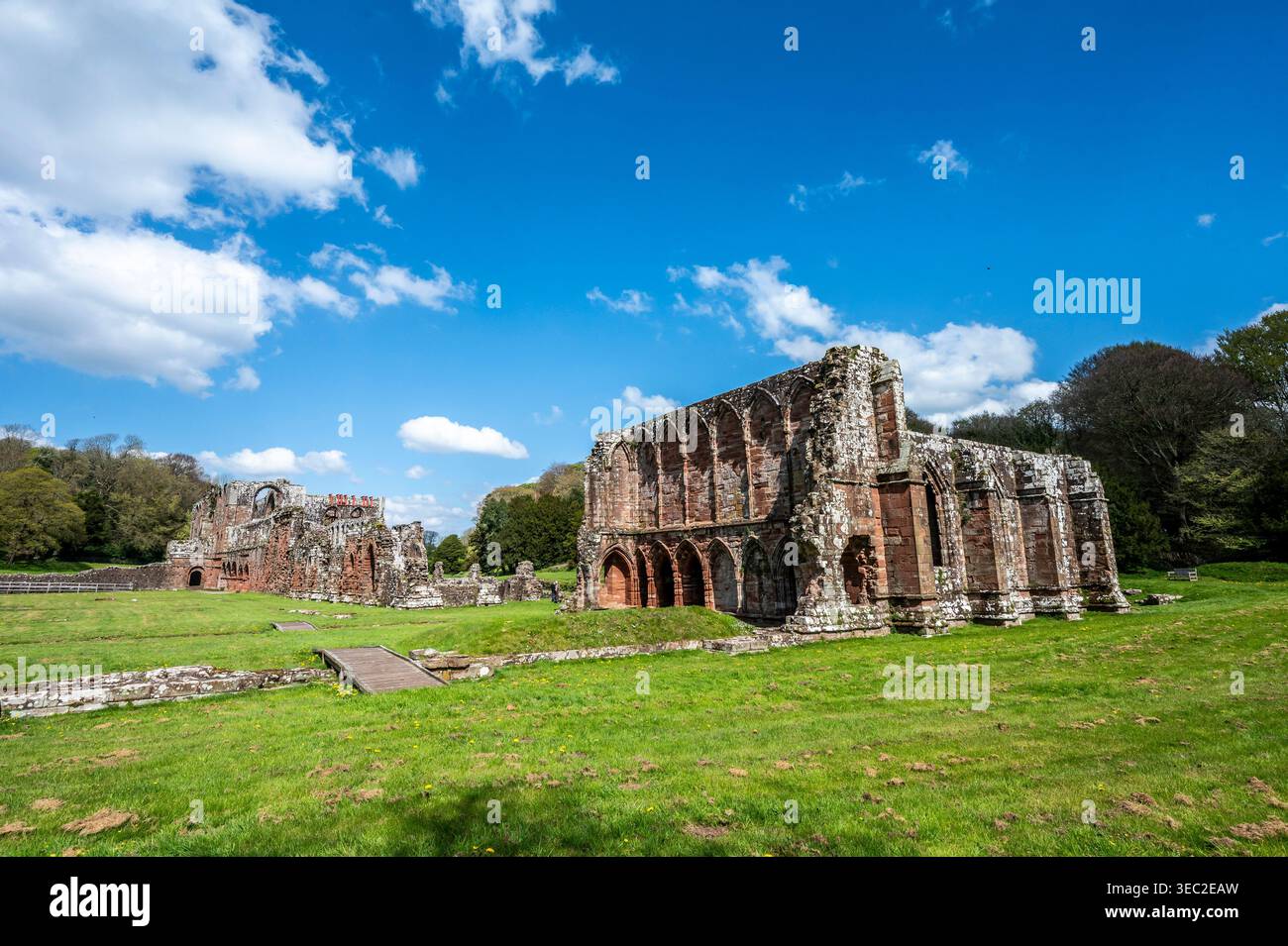 Diese Bilder zeigen die berühmten Ruinen des Zisterzienserklosters Furness Abbey aus dem 11. Jahrhundert, das sich auf der Halbinsel Furness in der Irischen See befindet. Stockfoto