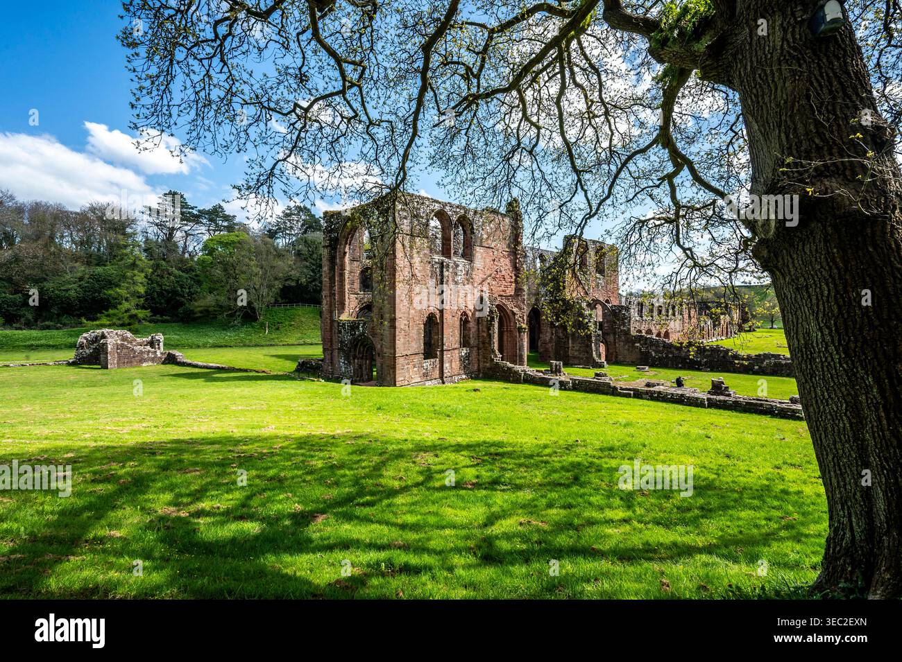 Diese Bilder zeigen die berühmten Ruinen des Zisterzienserklosters Furness Abbey aus dem 11. Jahrhundert, das sich auf der Halbinsel Furness in der Irischen See befindet. Stockfoto