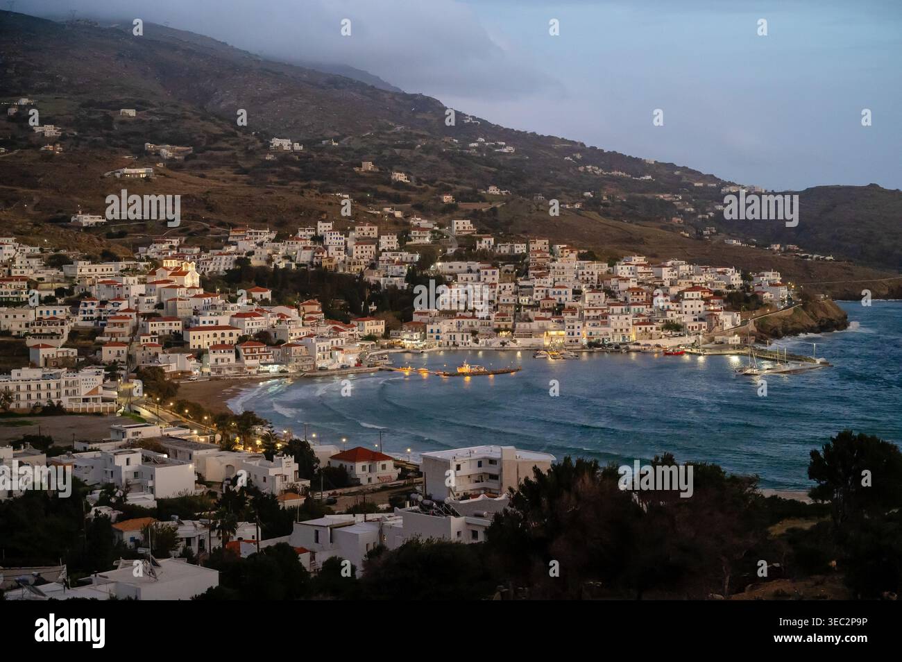 Panoramablick auf Batsi bei Nacht, auf Andros Insel, Kykladen, Griechenland Stockfoto