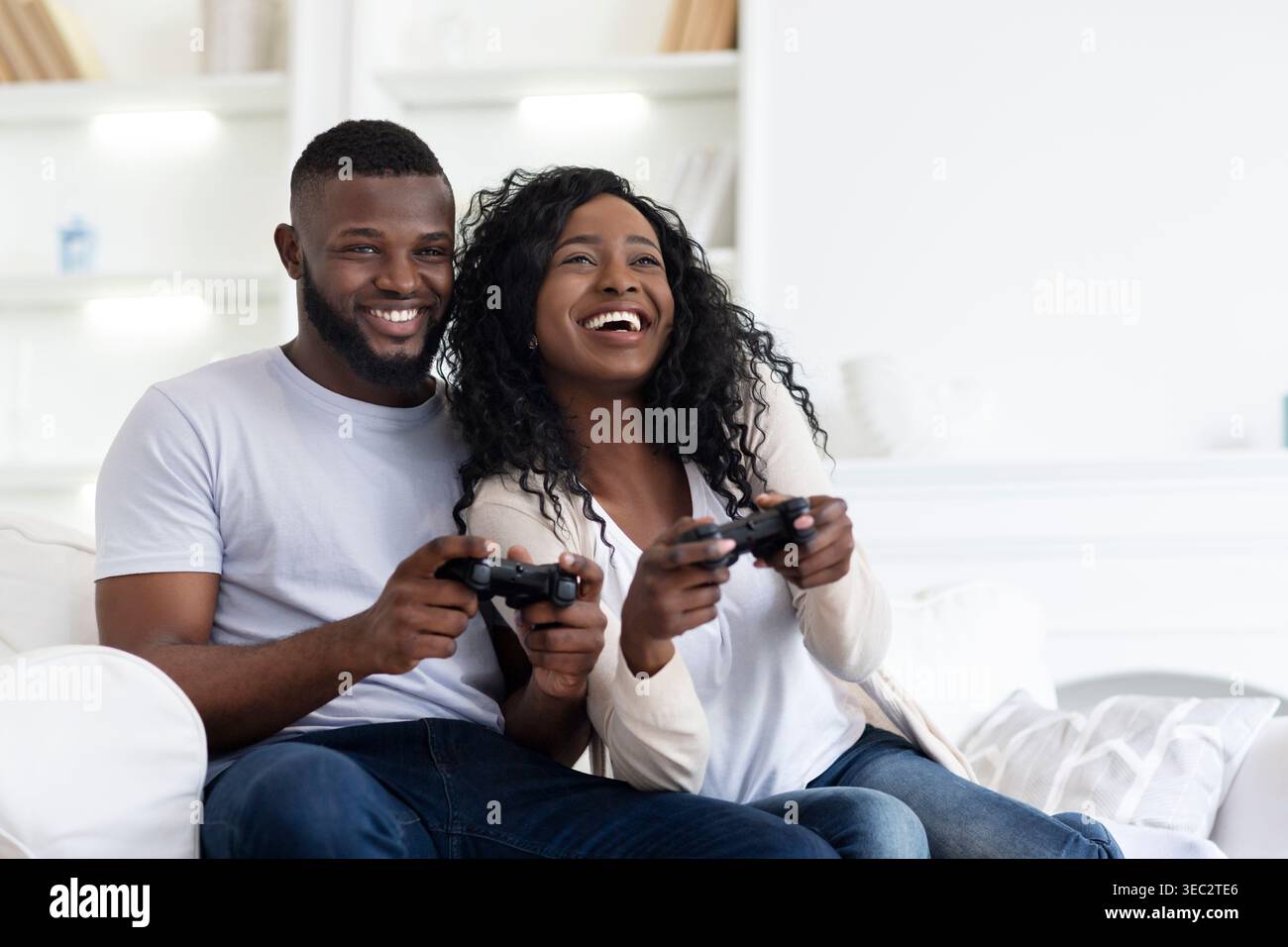 Paare genießen gemeinsam zu Hause in gemütlicher Wohnzimmeratmosphäre Stockfoto