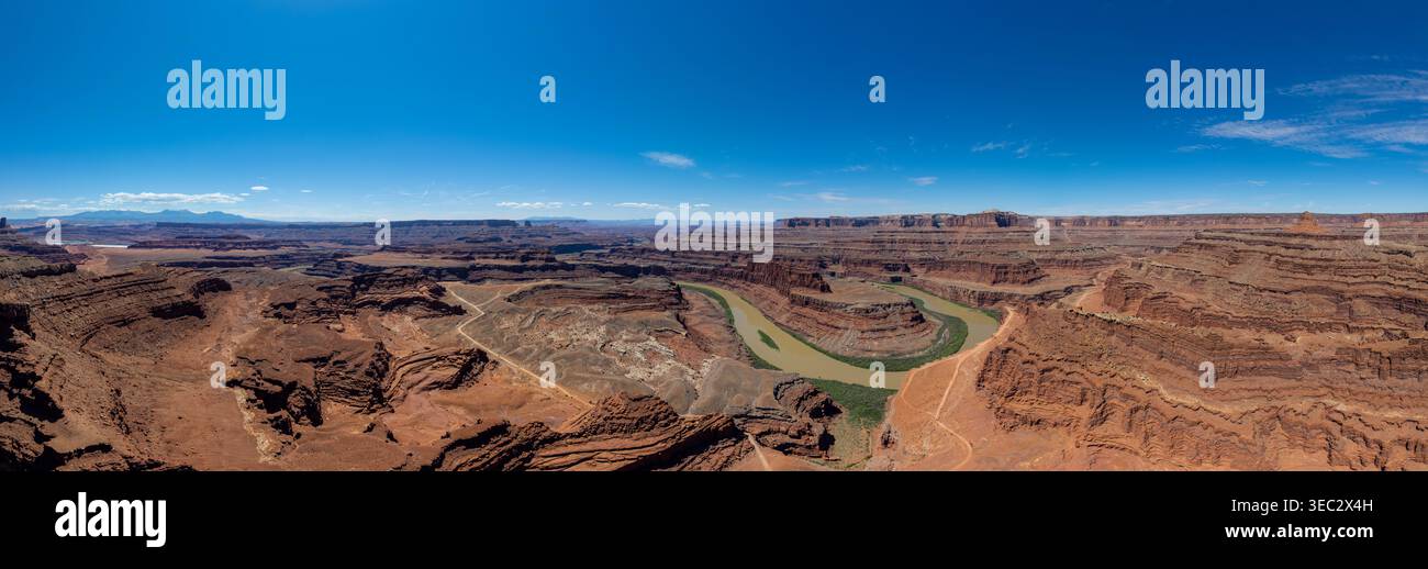 Panoramablick auf die Shafer Canyon Road und den Colorado River, der sich durch die Wüstenlandschaft des Canyonlands in der Nähe von Moab Utah schlängelt Stockfoto