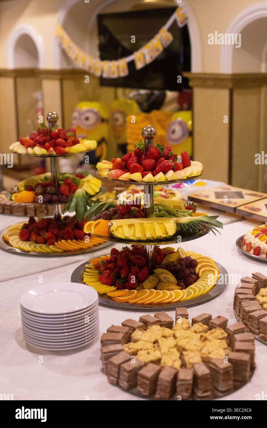 Erdbeeren, Ananas und andere exotische Früchte auf dem Buffettisch Stockfoto