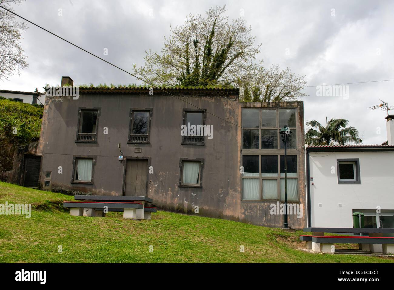 Verlassene Gebäude in Sao Miguel, Azoren, Portugal. Parkbereich mit Bänken. Stockfoto