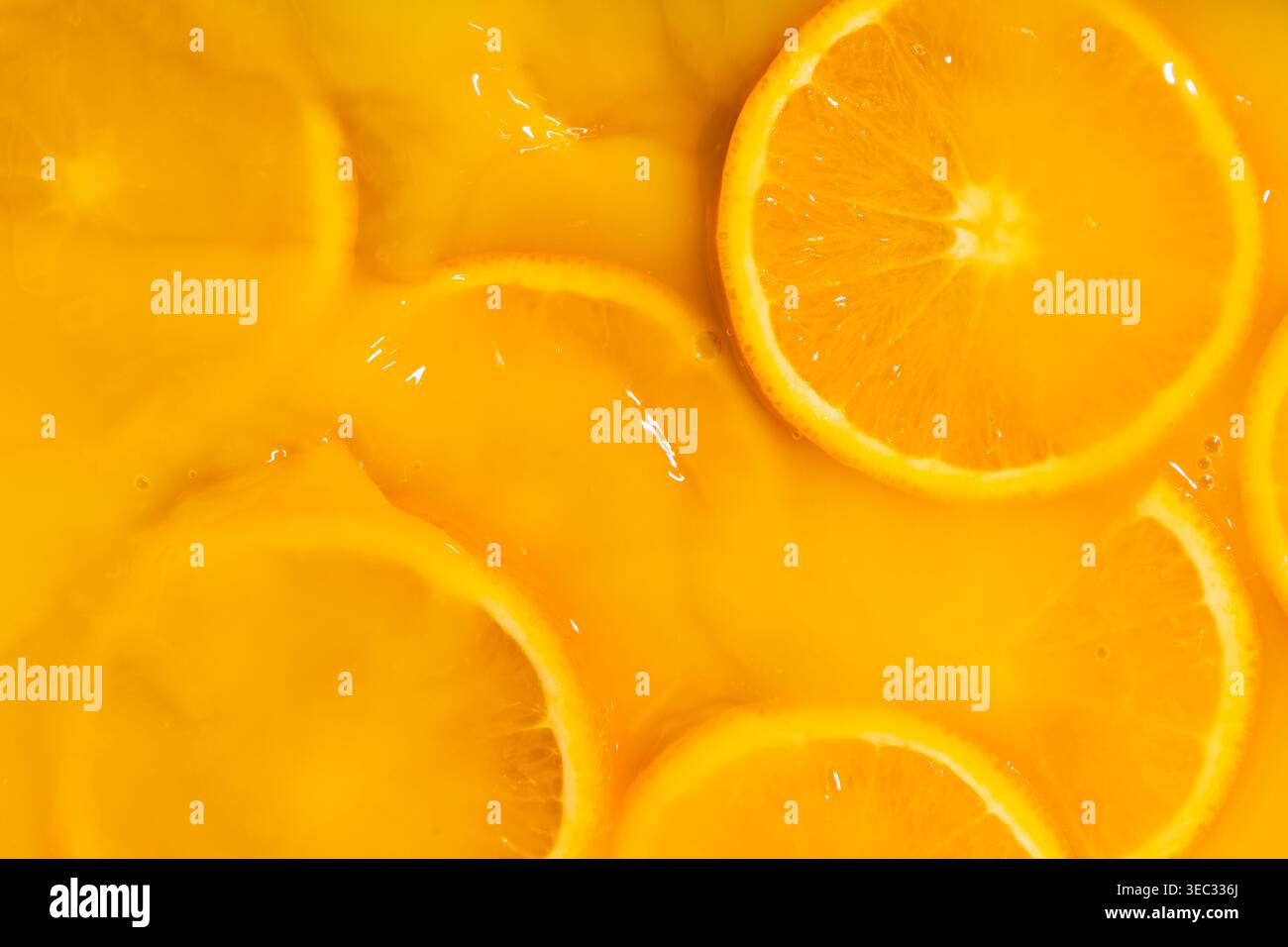 Abstrakter Hintergrund der mit Saft bedeckten Orangenscheiben Stockfoto