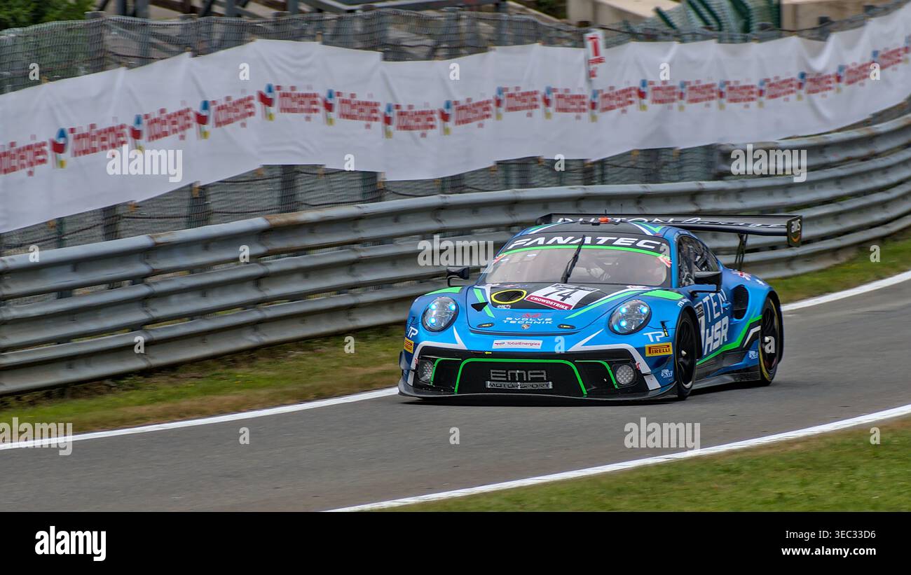 Frische Reifen: Der #74 EMA Direct Porsche 911 GT3-R beschleunigt während der 24-Stunden-Fahrt 2022 aus dem Boxenausgang am Fuße von Raidillon. Stockfoto