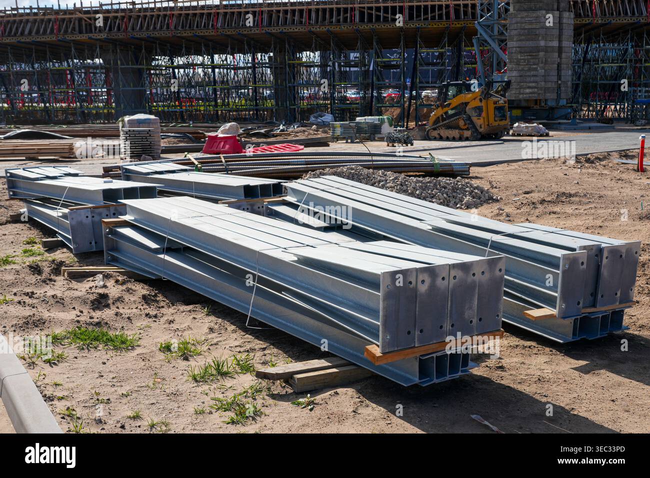 Stahlträger, die auf der Brückenbaustelle für größere Infrastrukturentwicklungsarbeiten vorbereitet wurden Stockfoto