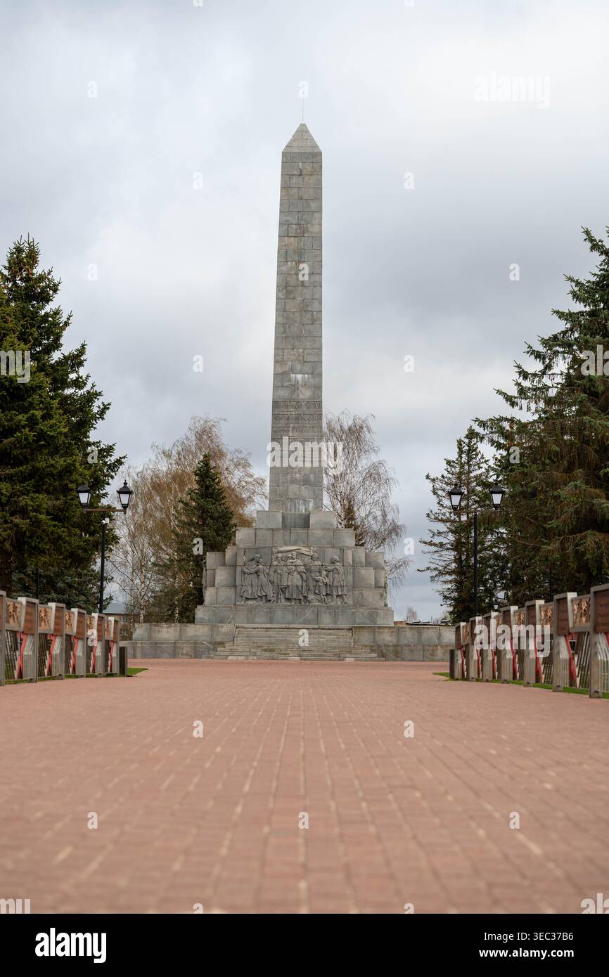 Hoher Obelisk, Der Sich Über Der Memorial Plaza Erhebt, Fotograf Frames Vertical Silhouette, Granitstufen Und Skulpturenreliefs An Der Basis, Pine Rows Flank Stockfoto