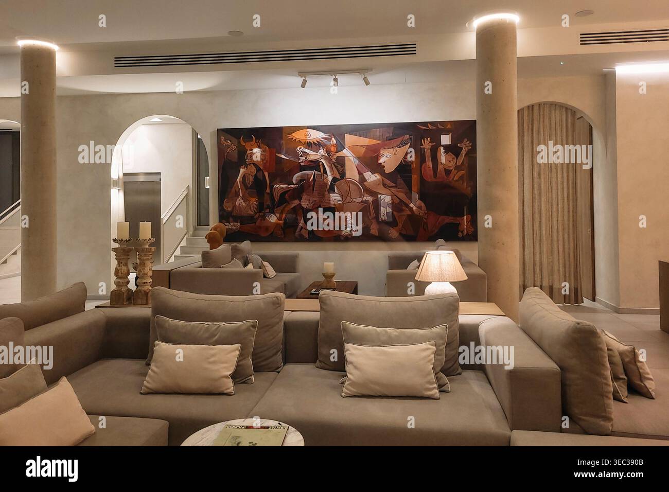 Moderne und elegante Hotellobby oder Lounge-Inneneinrichtung mit großem Wandgemälde, inspiriert von Picassos Guernica. Málaga, Spanien. Stockfoto