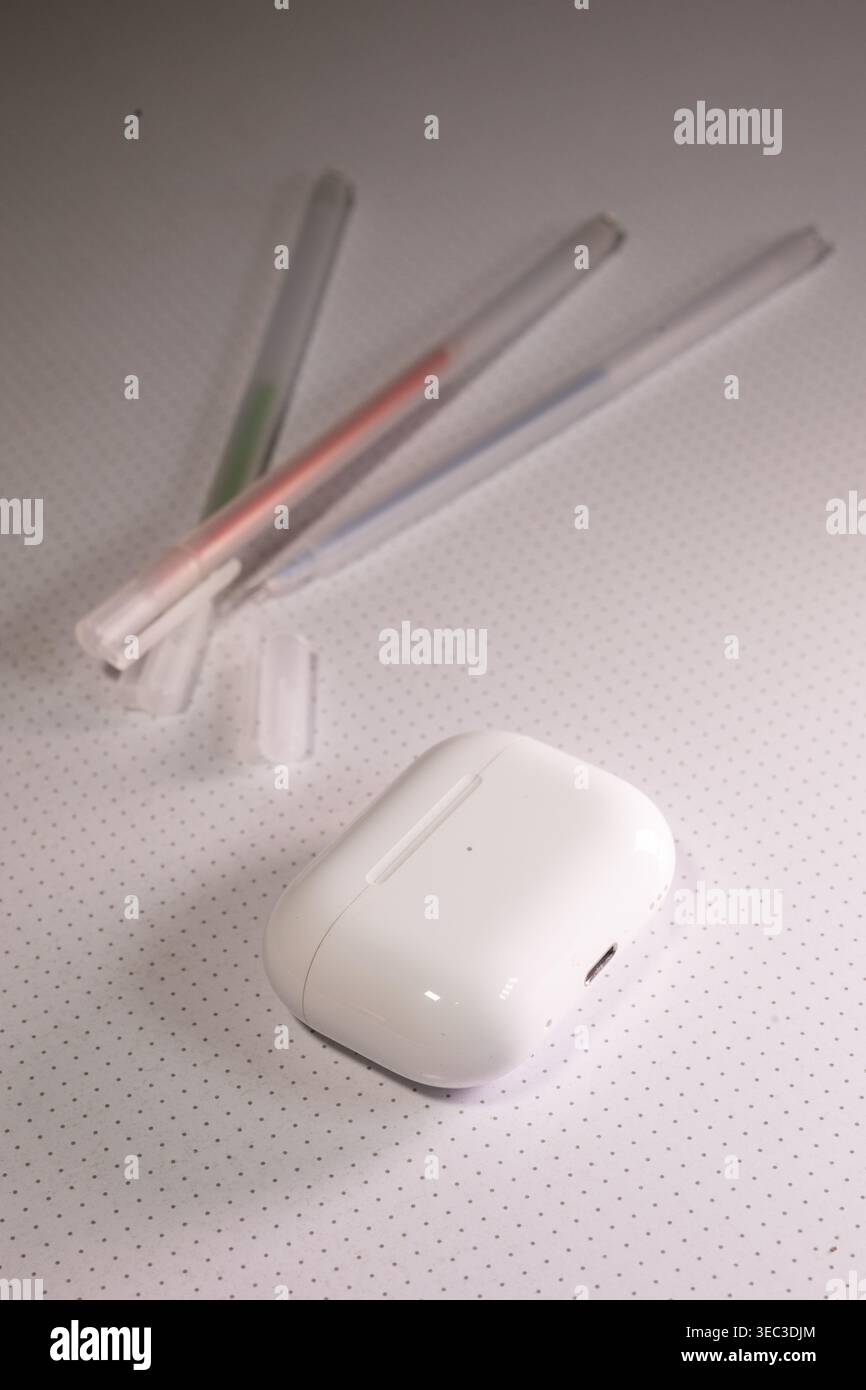 Weiße Kopfhörertasche mit transparenten Stiften auf gepunktetem Hintergrund Stockfoto