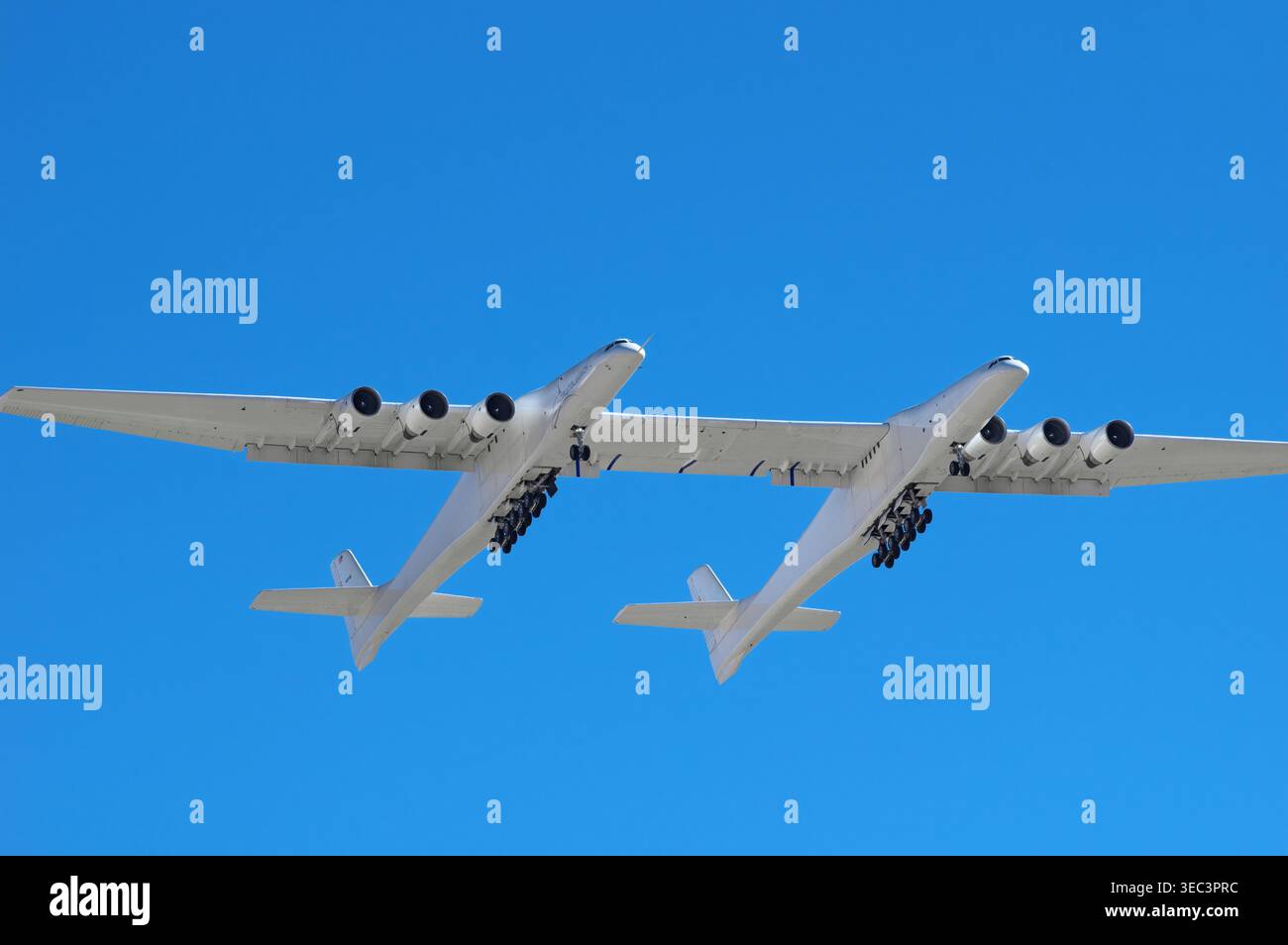 Stratolaunch Roc (N351SL) fliegt im Februar 2022 über Mojave Air und Space Port auf Rutan Field, Mojave, Kalifornien. Stockfoto