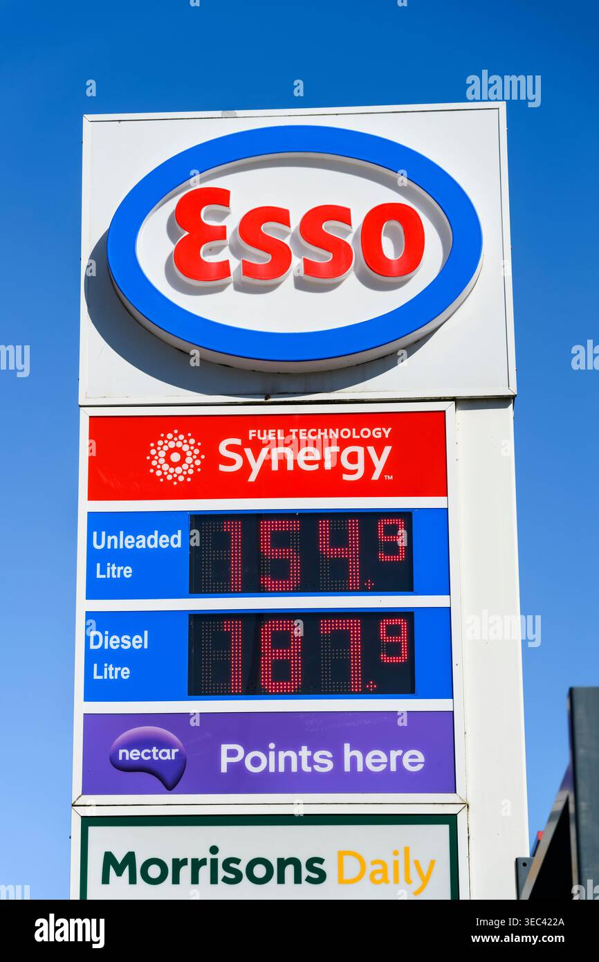 ESSO Tankstellenschild mit Kraftstoffpreisen, Main Road, Fairlie, Ayrshire, Schottland, UK Stockfoto