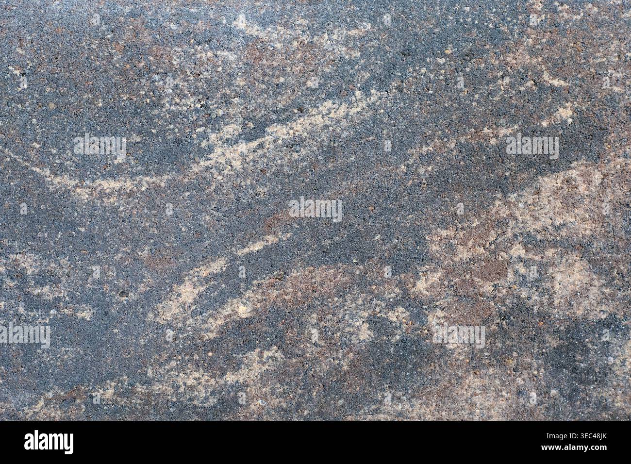 Natürliche dunkelgraue Granitstruktur mit hellen sandfarbenen Adern. Rauer Steinoberflächenhintergrund für Architekturdesign, 3D-Rendering oder Konstruktio Stockfoto